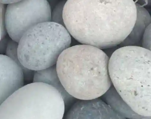 Las piedras de canto rodado son ideales para eliminar diversos contaminantes del agua.